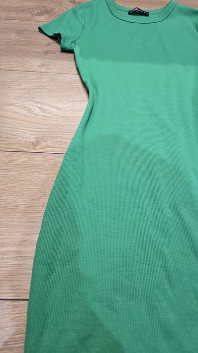 Zielona sukienka bawełniana.