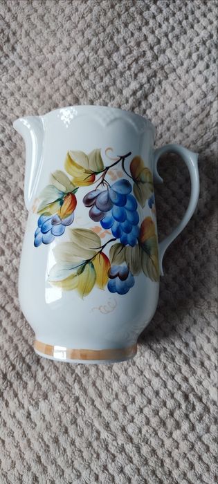 Кувшин с чашками