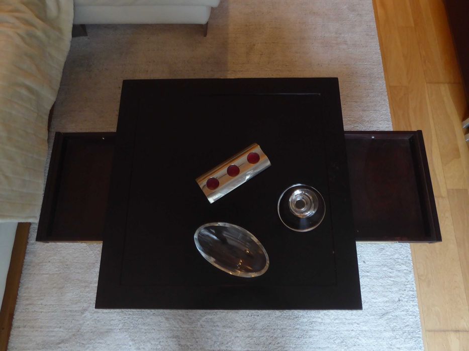 Mesa quadrada de centro com gavetas