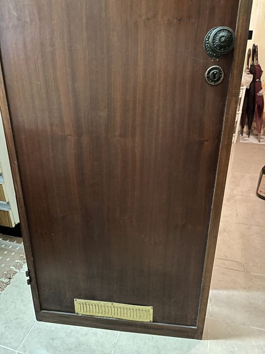 Porta interior de madeira com maçaneta e fecahdura