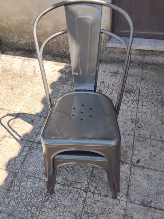 Cadeira de metal cinza/ prata