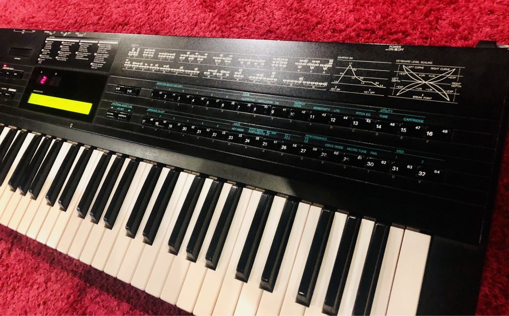 Yamaha DX7II-D - sintetizador FM anos 80