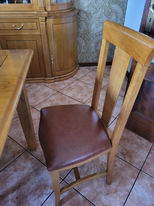 Conjunto de 6cadeiras + mesa de jantar e o louceiro