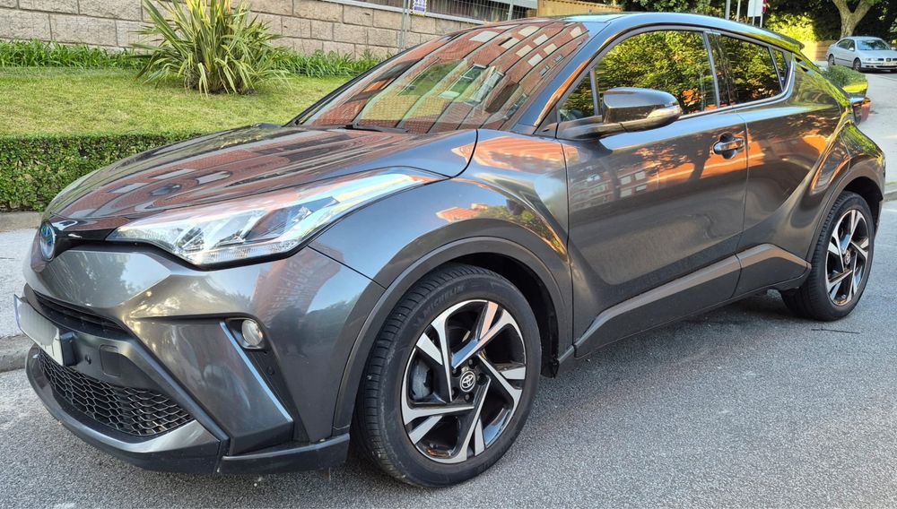Toyota C-HR 1.8 Hybrid Square Collection Outubro 2023 | 33.000 km