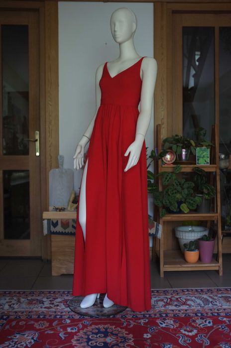 czerwona elegancka długa sukienka suknia wizytowa koktajlowa maksi