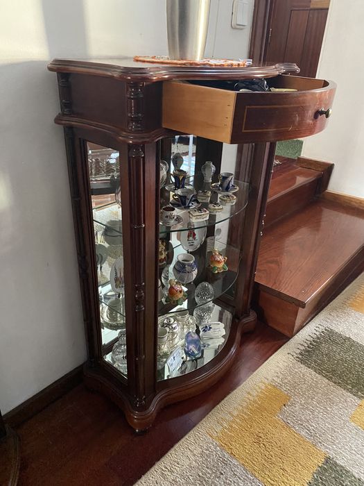 Móvel de vidro e madeira