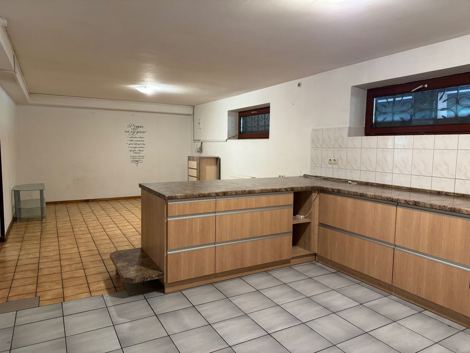 Lokal usługowy/ magazyn w suterenie