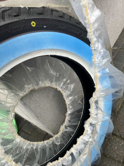 MT90B16 Dunlop D402F WW Biały Bok 2025 Przód HARLEY-DAVIDSON 130/90B16