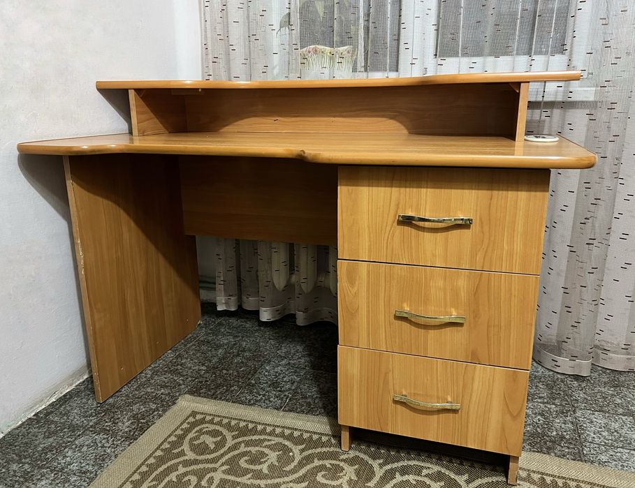 Стіл компʼютерний