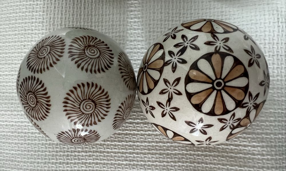 Bolas decoradas em cerâmica