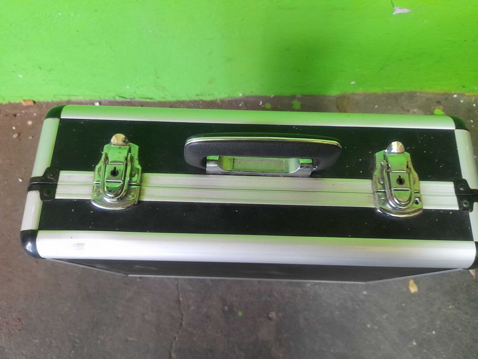 Walizka czarna aluminiowa