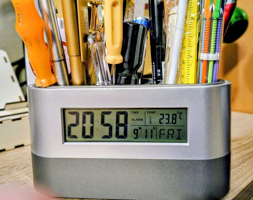 Organizer na biurko z kalendarzem, zegarem, alarmem i temperatura