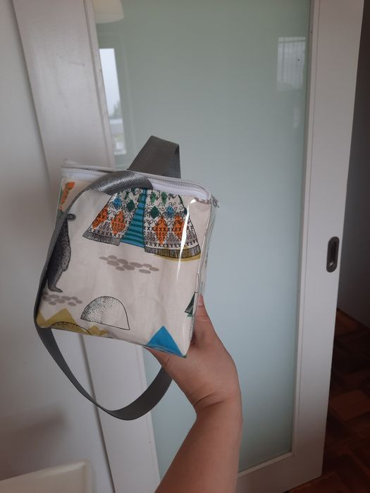 Lancheira com letra "G"