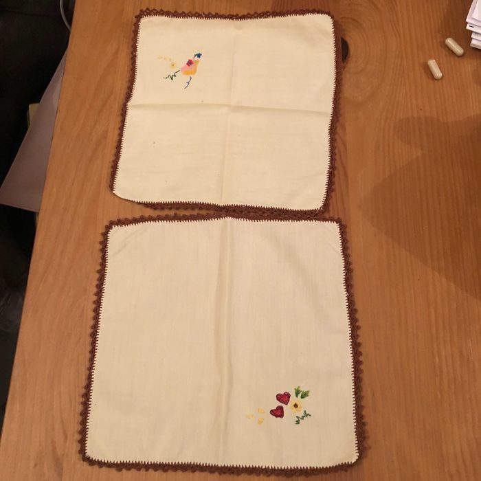 2 mini panos tons branco e castanho bordados