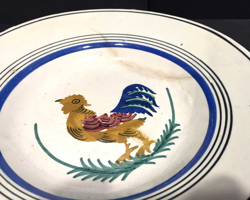2 Pratos em louça muito antigos - anos 50