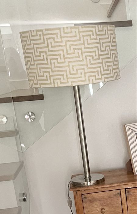 Candeeiro base metal e abajur dourado