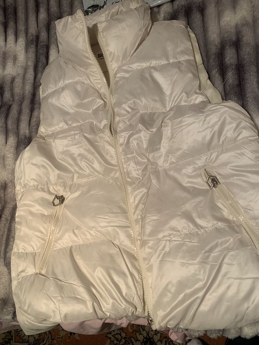 Безрукавка біленька