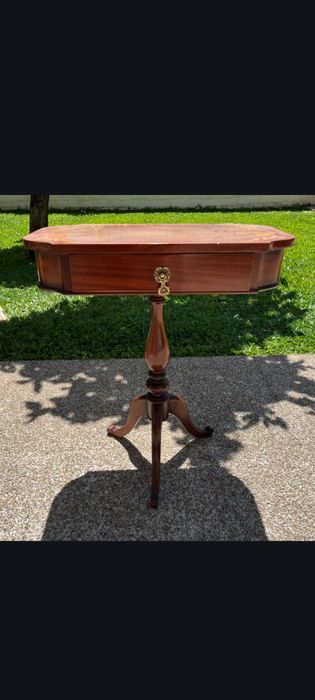 Vendo mesinha antiga