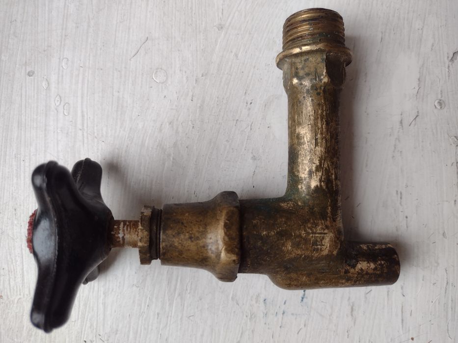 Бронзовий кран минулих часів