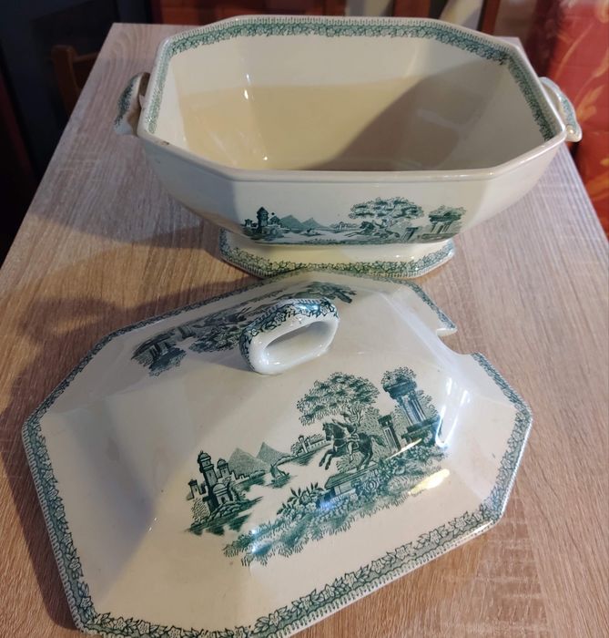 Loiça de Sacavém em bom estado - serviço incompleto