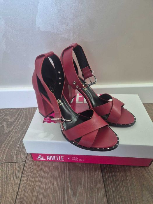 босоніжки червоні, р 37