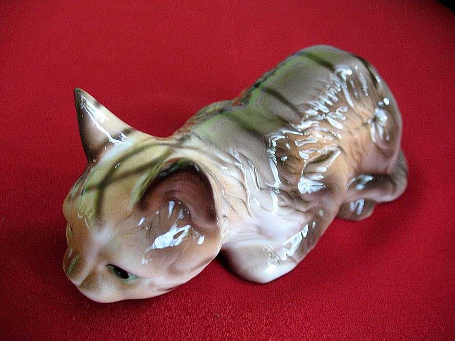 Kot - piękny, przyczajony - Figurka - ceramika - 5 x 14 x 6 cm