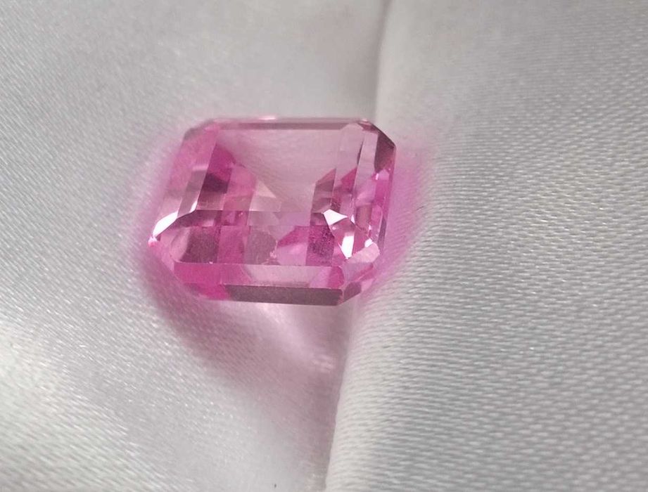 Szafir różowy  8.9 CT , 10.4 x 10.3 mm