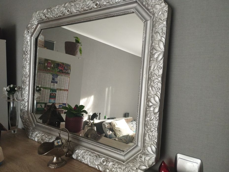 Lustro w drewnianej ramie