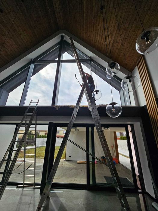 Mycie okien antresoli witryn sklepowych przeszkleń daszków fasad