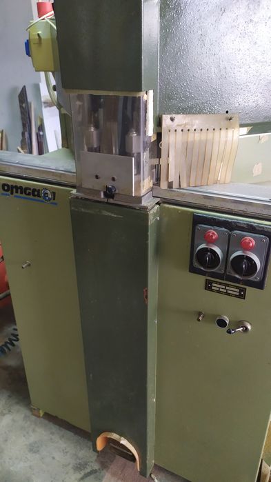 Máquina de Esquadria ,corte de Molduras com dois discos