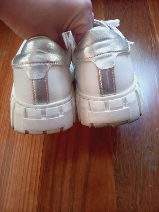 Sapatilhas brancas com pormenor prateado da Drakart