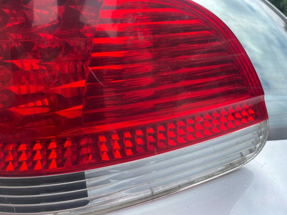 Bmw 7 e65 przed LIFT lampa lewy prawy tył w błotnik biały kierunek