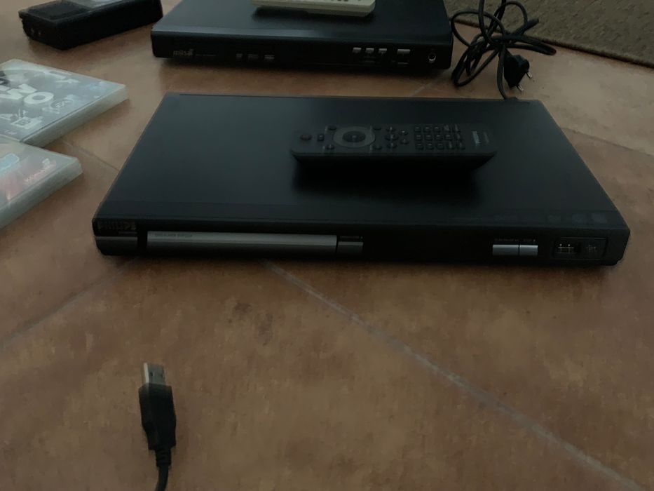 Coleção de cds e vhs , aquecedor. Coluna vertical