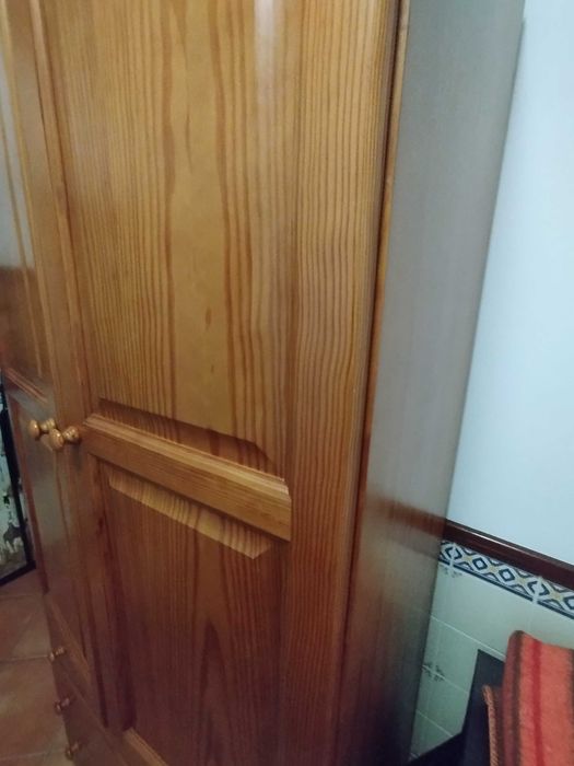 Roupeiro quarto com três gavetas