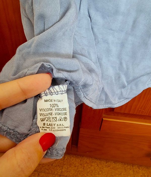 Top azul claro curto com botões 100% viscose, tamanho S - nunca usado