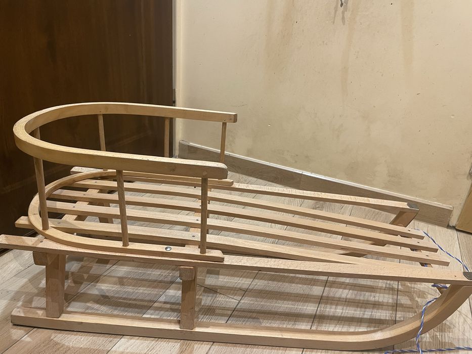 Sanki drewniane z oparciem