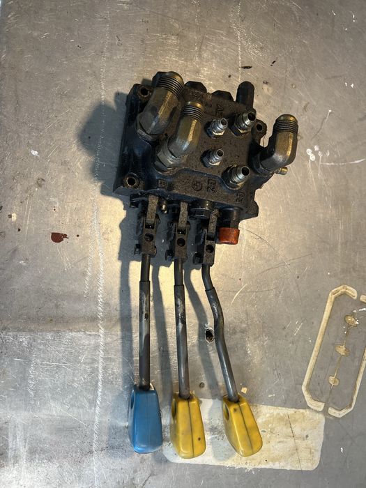 Rozdzielacz hydrauliczny 3 sekcyjny 3 sekcje