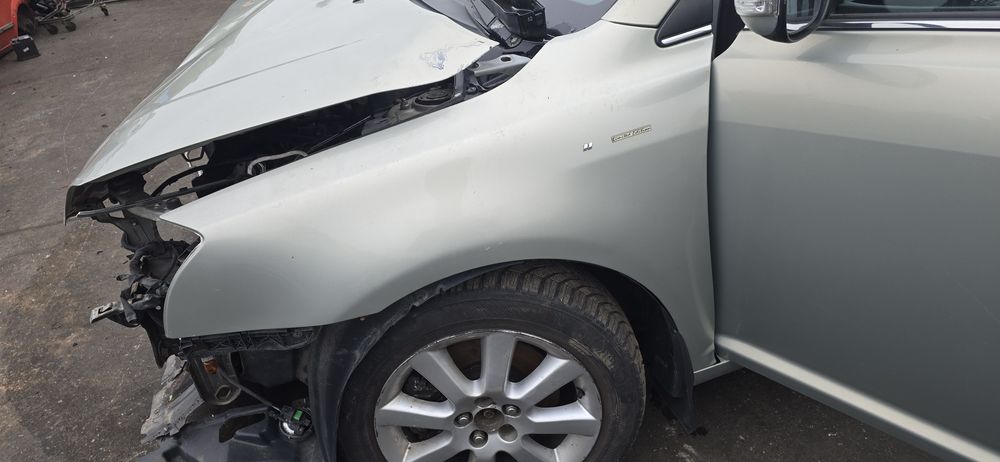 Błotnik  lewy Toyota Avensis T25 6T1 2007 rok