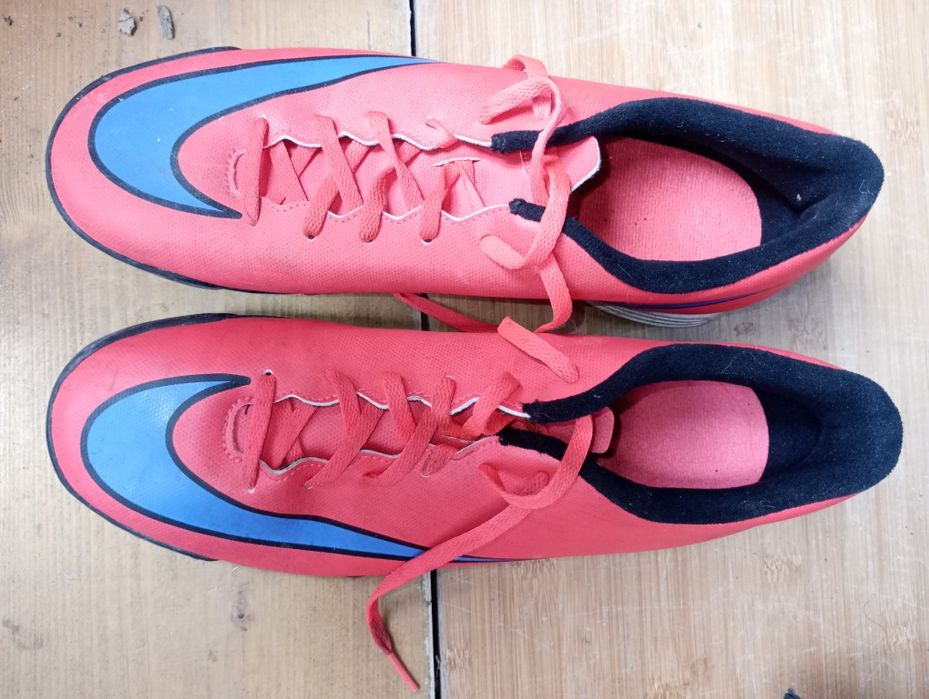 Chuteiras Nike Turf 
Nike Mercurial
Usadas uma vez... 
Não me servem!!