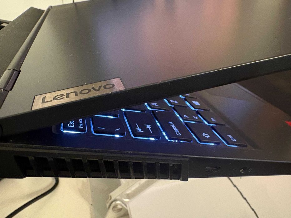 Portátil Gaming Lenovo 15ACH6H-879 (24 GB RAM, 2 discos SSD, Nvidia 6GB), COMO NOVO
