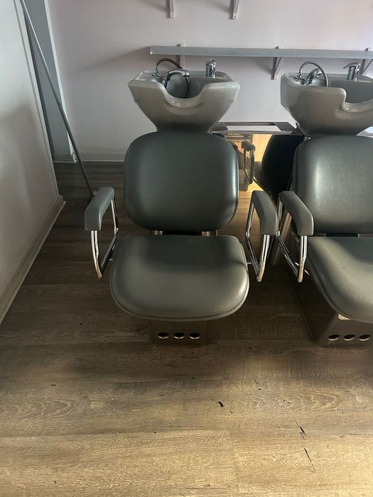 Cadeiras e rampas de lavagem de cabeleireiro.