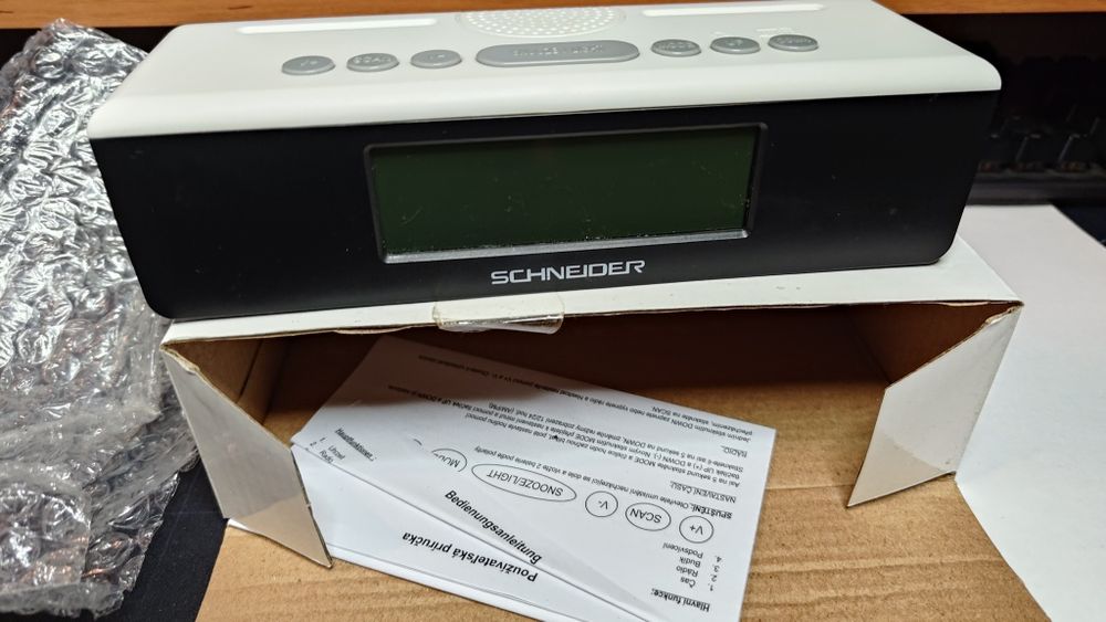 Radio budzik na baterie