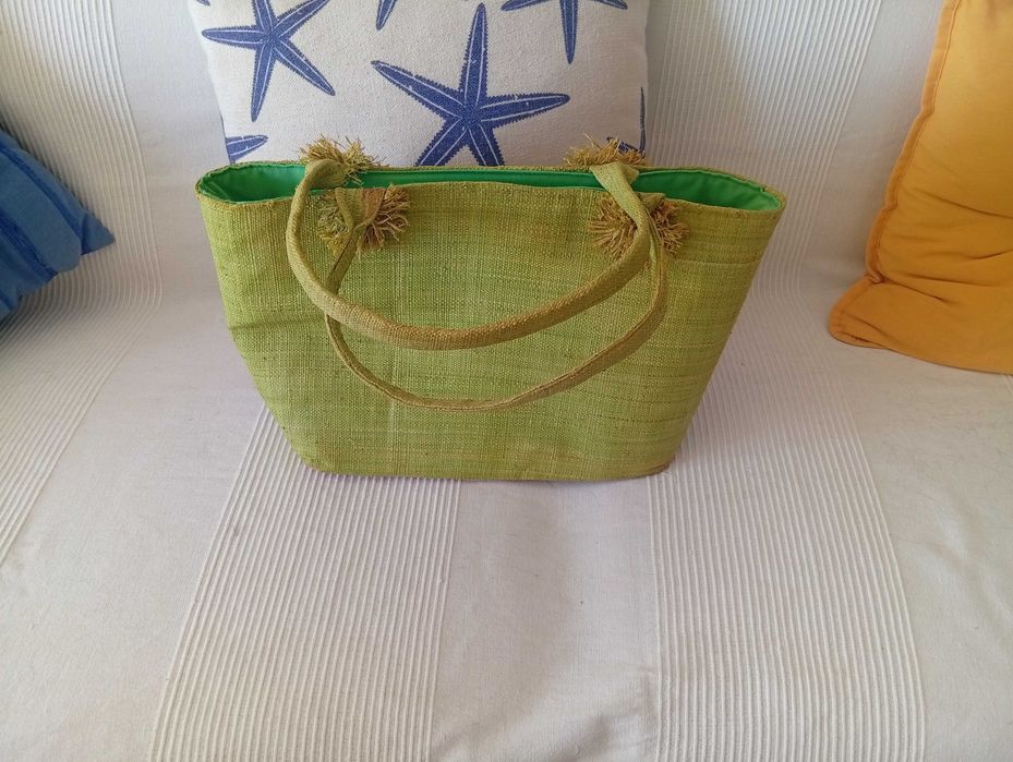 Cesta em tecido empalhado, verde ervilha com xadrez verde e vermelho
