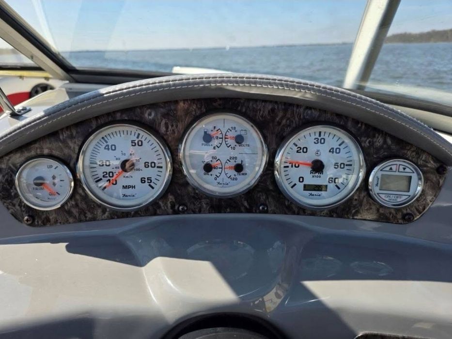 Motorówka STINGRAY 208 LR Wake – 2013 r. – 9 osób