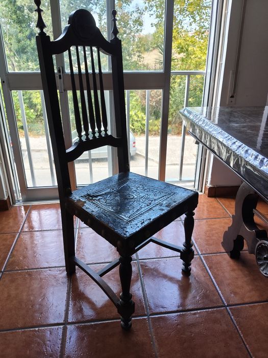 Conjunto mesa antiga com cadeiras