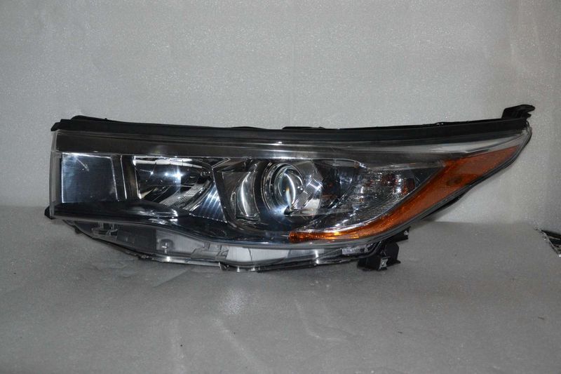 Левая фара Toyota Highlander галоген 2014-2018