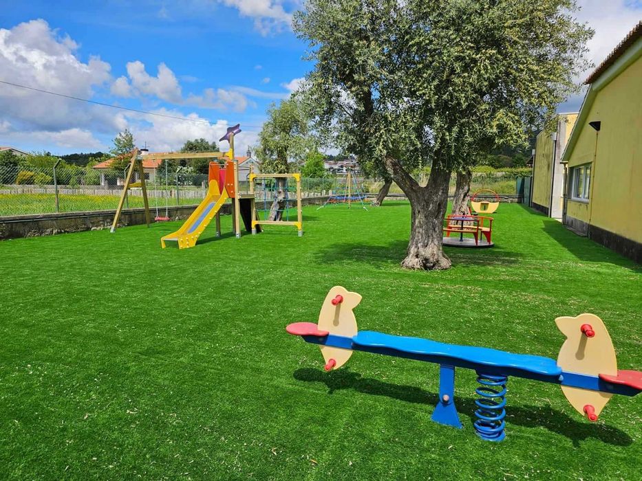 Colocação de relva sintética