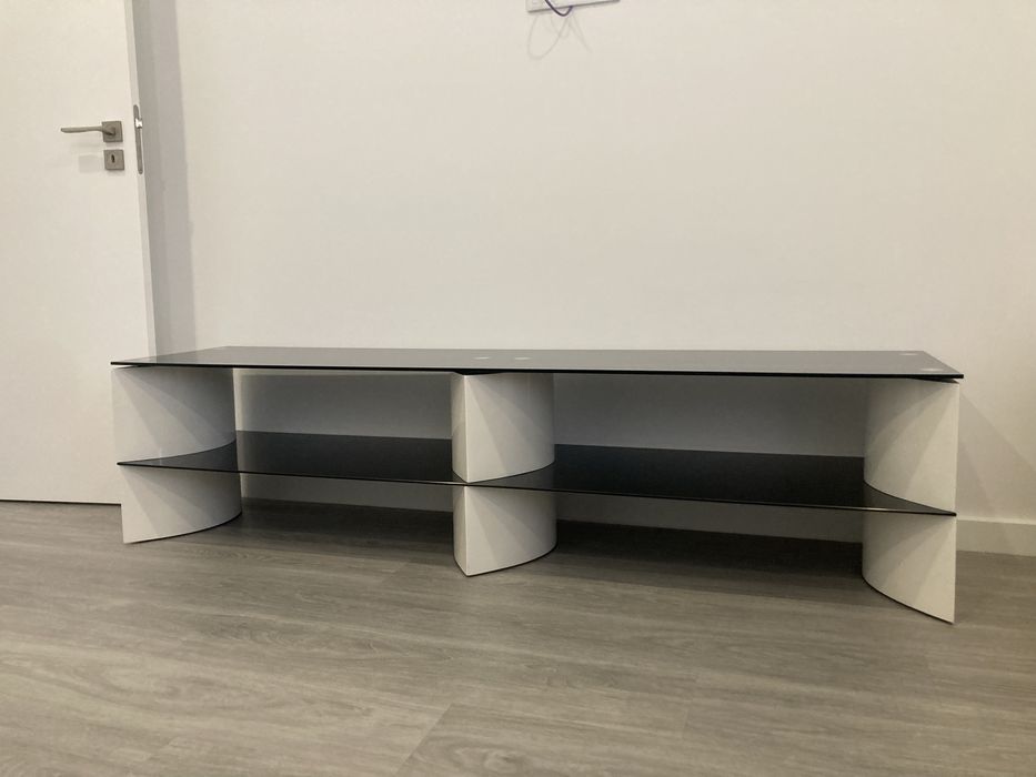 Móvel de TV preto e branco