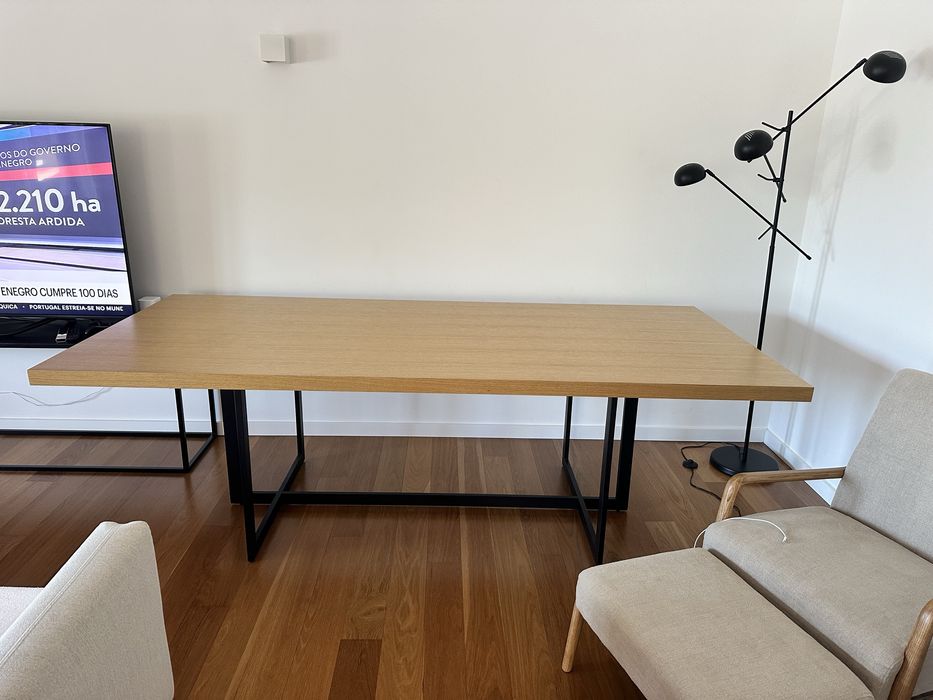 Mesa de sala de jantar em madeira (10 lugares)