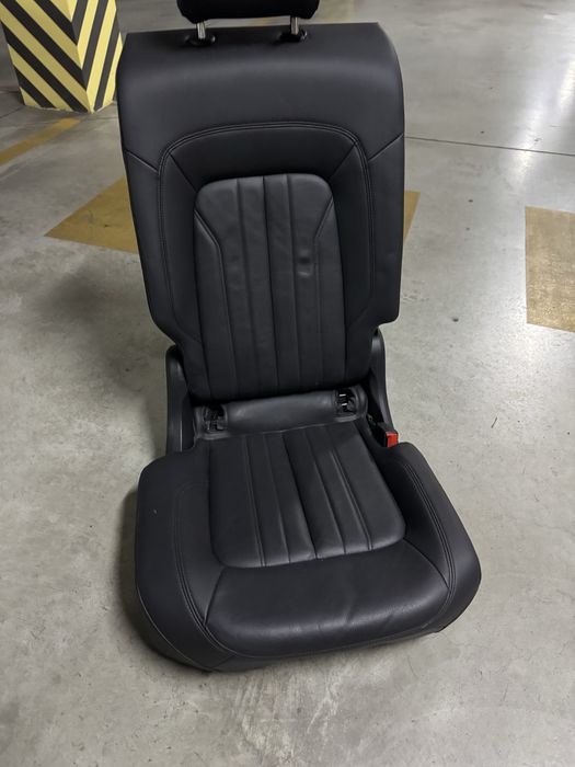 Задній ряд сидінь праве крісло стандарт Audi Q5 чорне